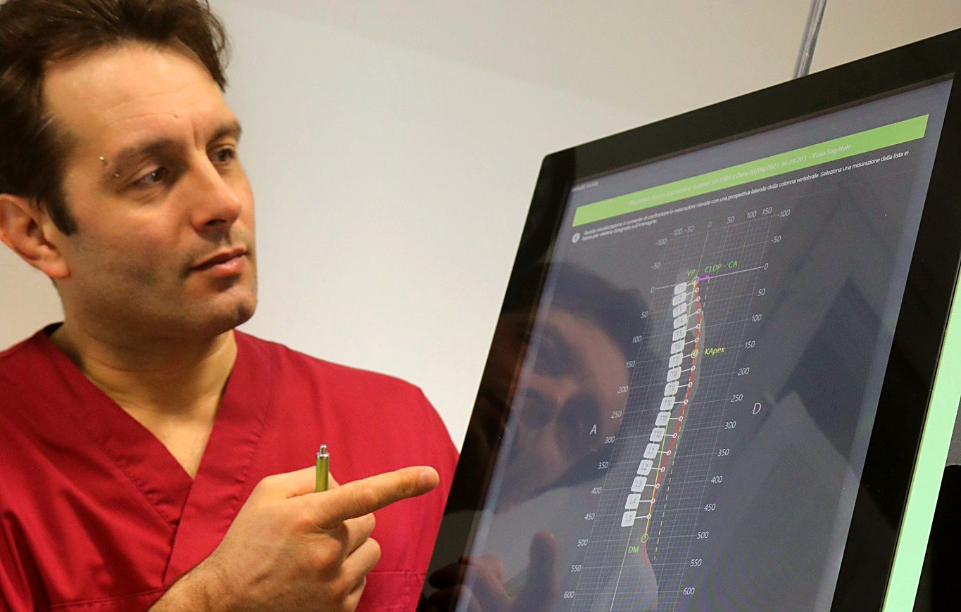 Il Dott. Leonardo Rocca legge l'analisi della colonna vertebrale sullo schermo dello Spine 3D